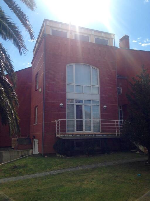 Fachada noroeste y parte del jardín