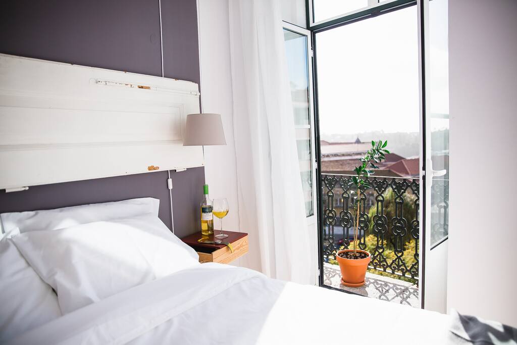 Relax with a fresh glass of white wine and a gentle brise after a tiering day?