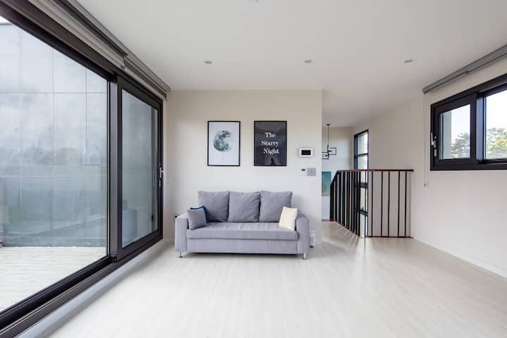 Sala de estar en el segundo piso de Bundahouse