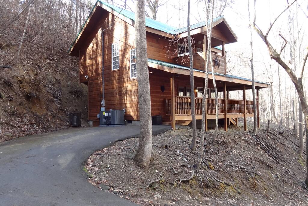 Parking and Exterior of our Cozy Creek-Side Cabin