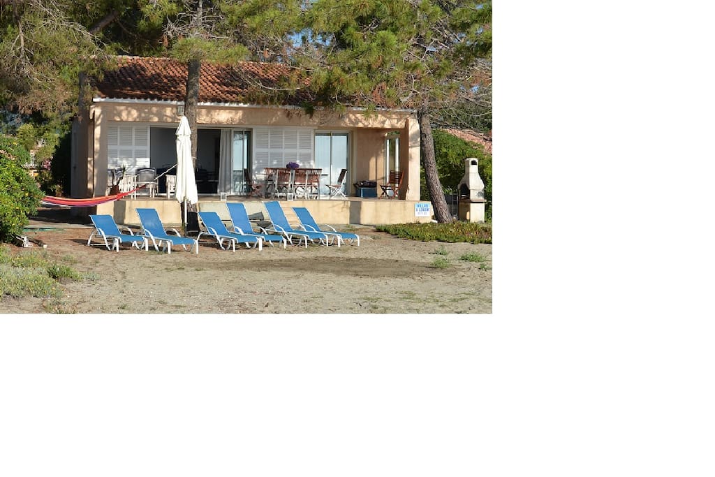 Vue extérieure de la maison sur la plage
