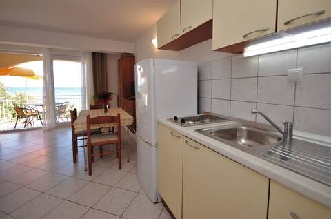 Top performing Airbnb: Sunny garden beach apartment in Općina Okrug