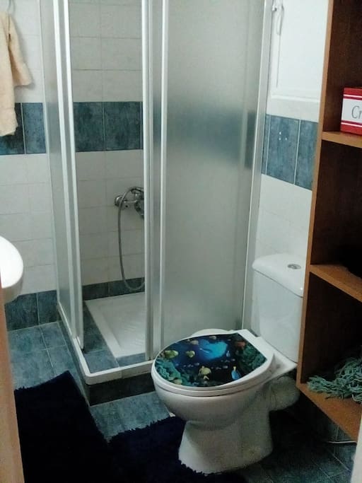bathroom - μπάνιο