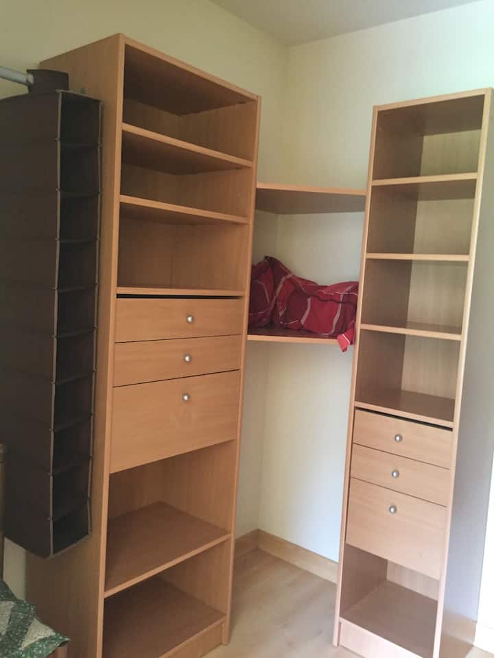 Საგარდერობო ოთახი საძინებლის მიმდებარედ 1