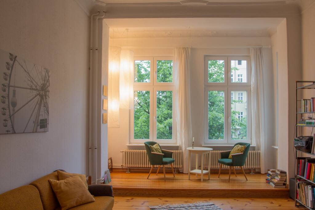 Grand living room with cozy oriel