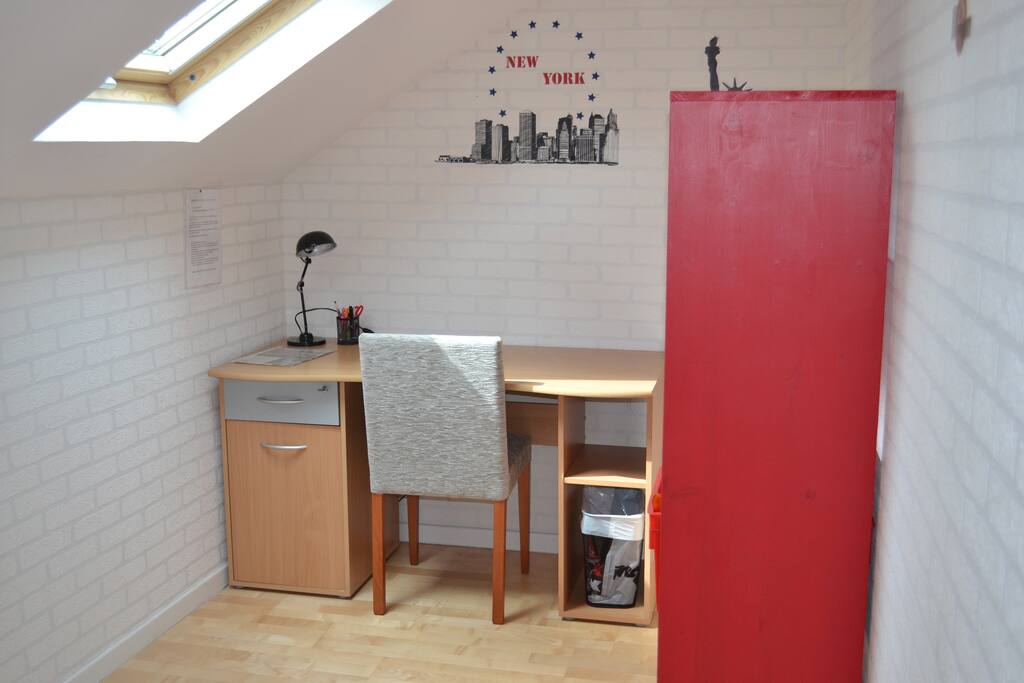 Espace bureau pour travailler sereinement avec WI FI.