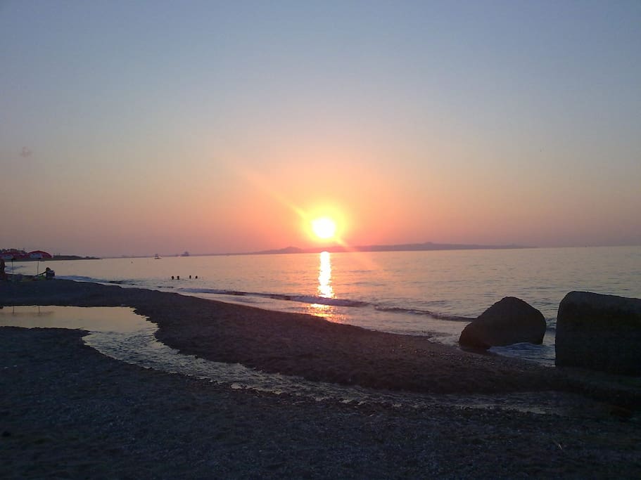 Spiaggia al tramonto Scala Torregrotta