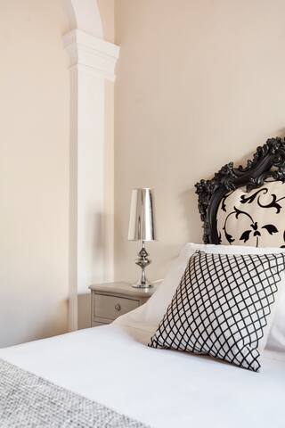 Walk to Ponte Vecchio from a Hip, Colorful Apartment gallery image 5