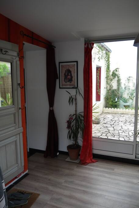 l'entrée et vue sur le jardin