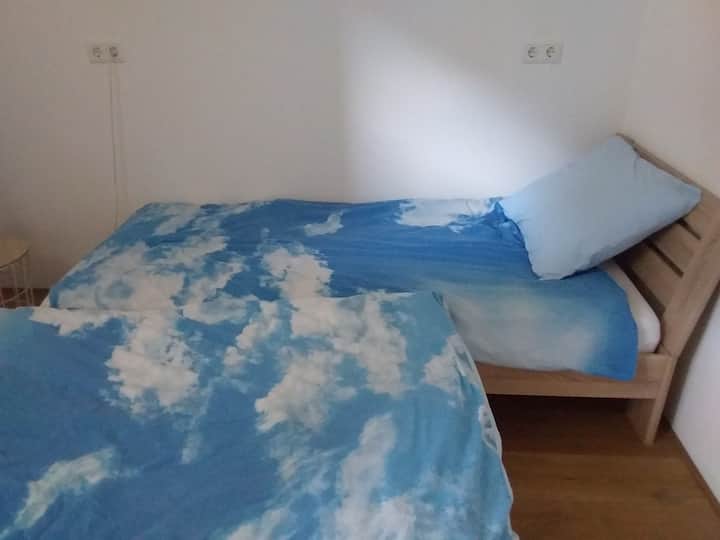 小卧室内设有两张单人床。 