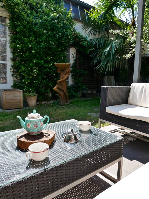 Jardin et salon de jardin.