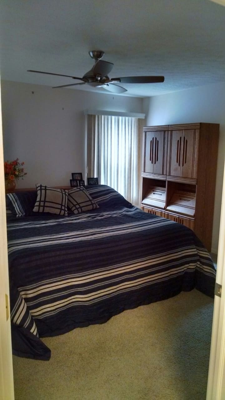 Chumba cha kulala cha Master - Kitanda cha ukubwa wa King. Vichwa na Miguu vinaweza kubadilishwa kwa nguvu