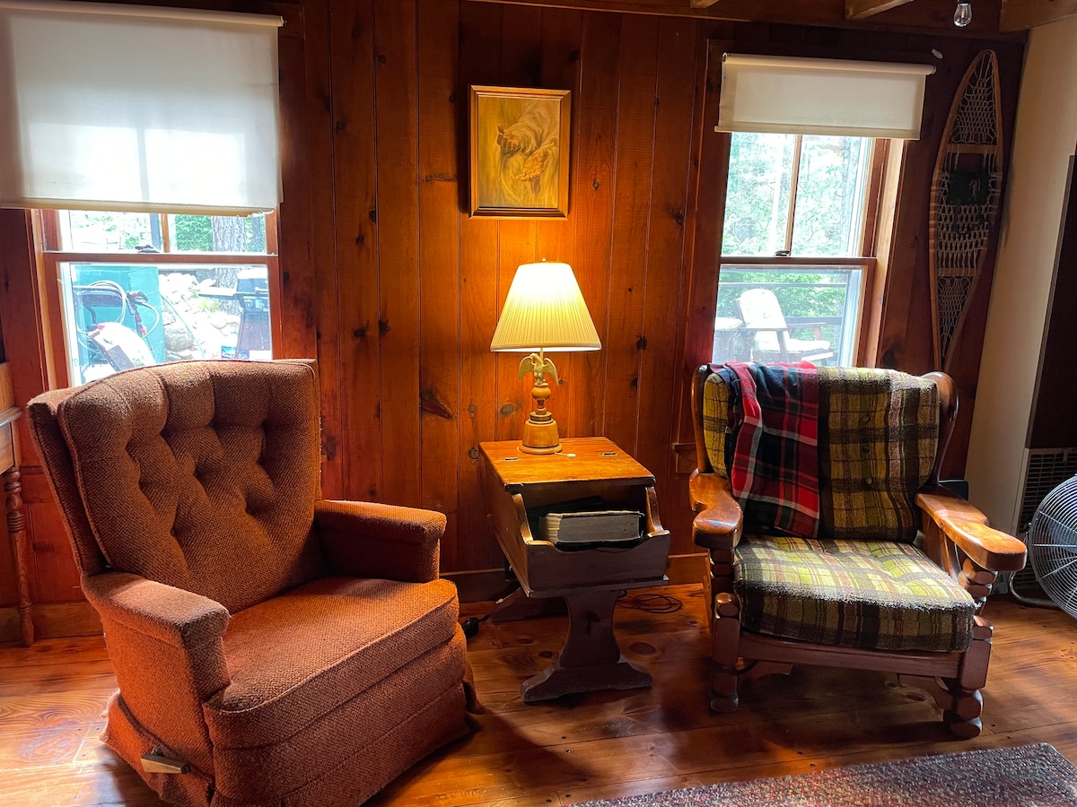 Მისაღები სივრცე - სკამების პირისპირ 43" ტელევიზორი