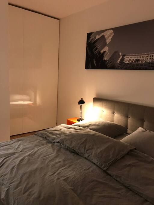 Geräumiger, edler Schrank mit Push-to-Open im Schlafzimmer 1