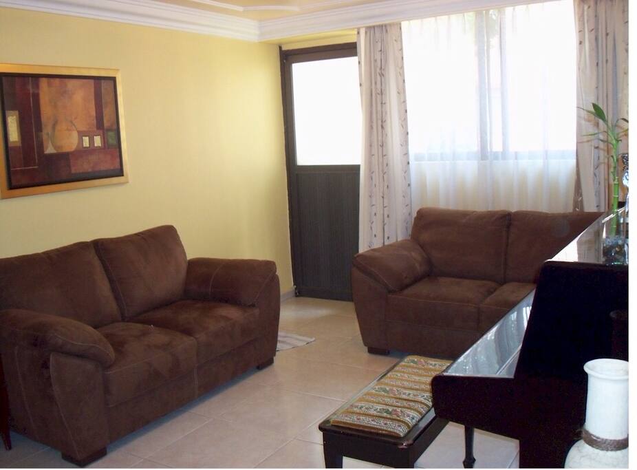 Cómodos sillones para relajarte o por si gustas charlar con un rico café