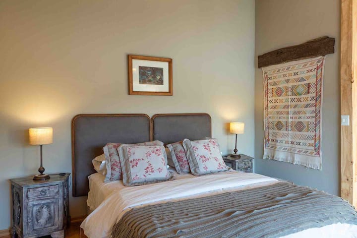 მთავარი საძინებელი სააბაზანოთი 