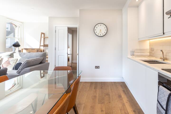 Minimalist Flat in Renovated Heritage Building gallery image 4