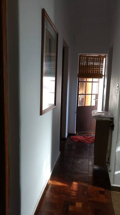 Pasillo de la pieza, conecta la habitación con el baño.