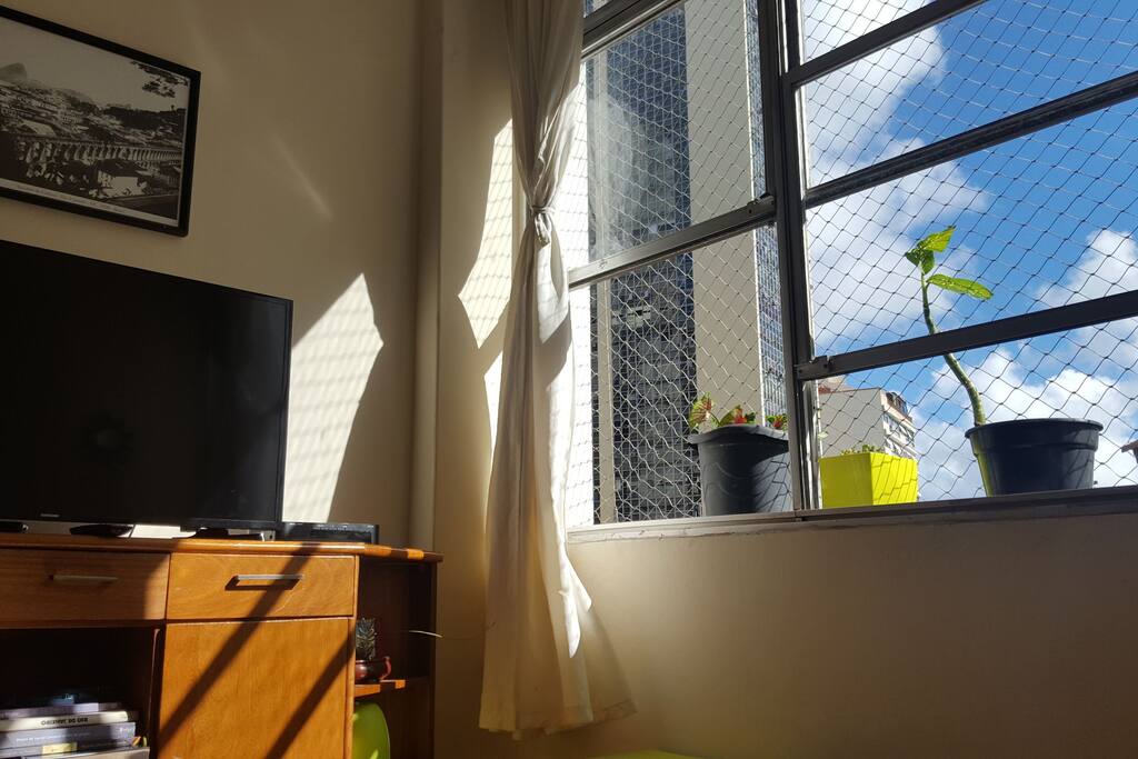 Arejado e com excelente iluminação natural (na foto, sol de verão)