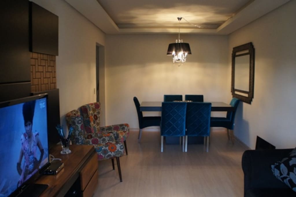 Sala de jantar e living-room com sacada.