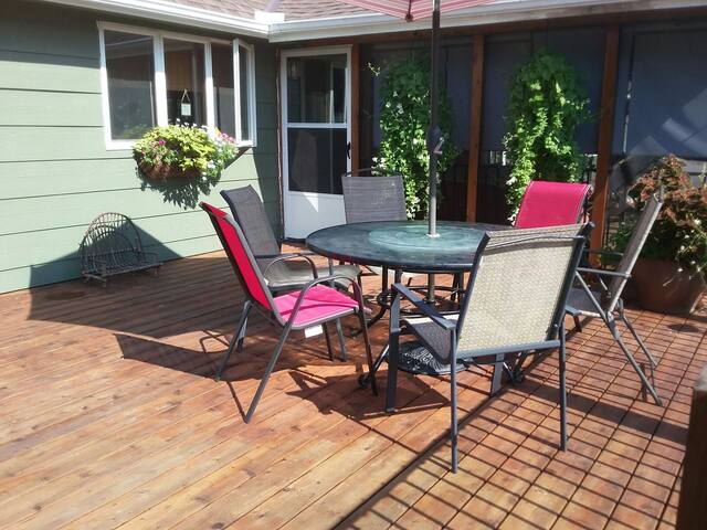 Perfect, peaceful hangout. Enjoy the huge yard. gallery image 4