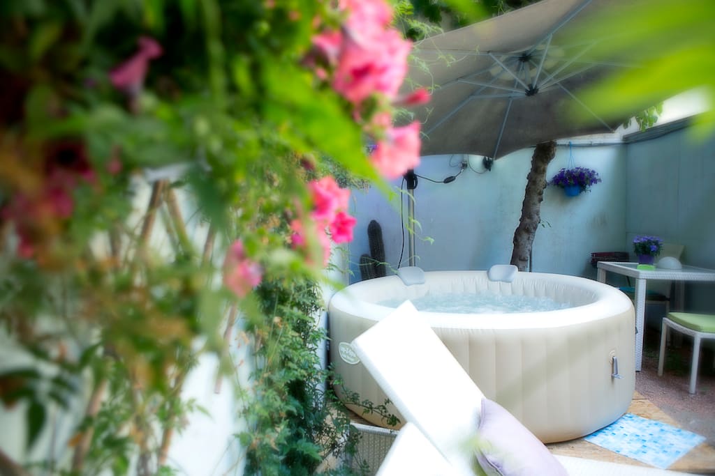 Garden with jacuzzi