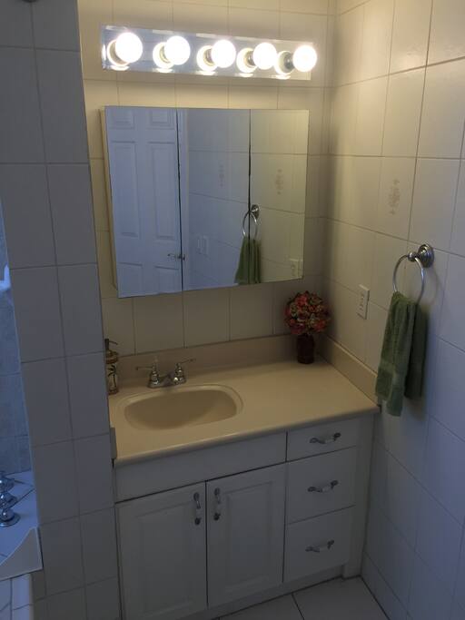 Baño en recámara principal- foto 1. (Bathroom in master bedroom - photo 1.)