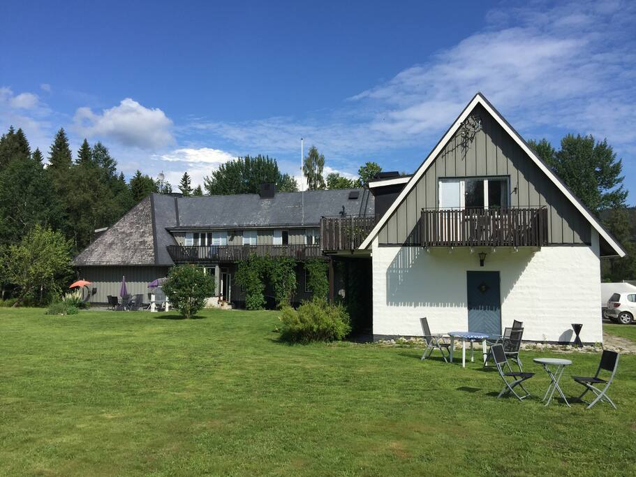 Rum 3 med egen ingång i markplan på gaveln av annexet.