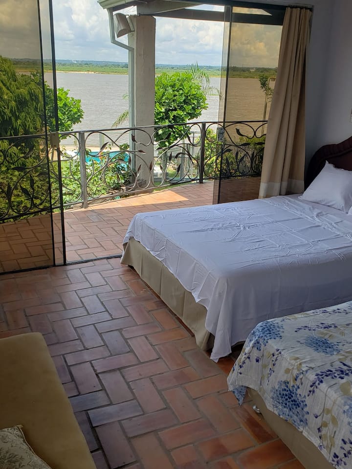 Მთავარი ოთახი, რომელიც მდინარეს გადაჰყურებს