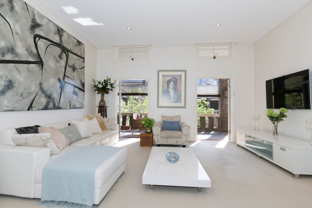Soaring Ceilings, Oversized Lounge, Outstanding Entertainment