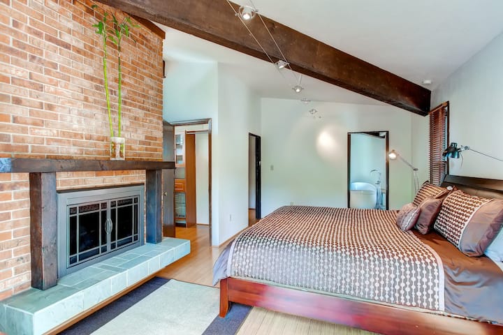 Master Bedroom: King size bed, roof top deck with chaise loungers and fireplace. 

*** Mountain range wall behind fireplace is head-height but open to the main floor, making this room "lofted".  It is not entirely enclosed from sound below.
