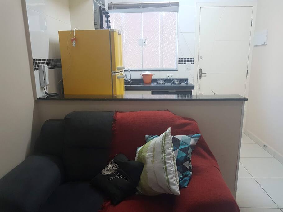 Sofá e cozinha