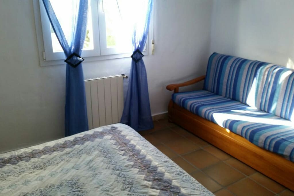 Sofa cama en dormitorio matrimonio