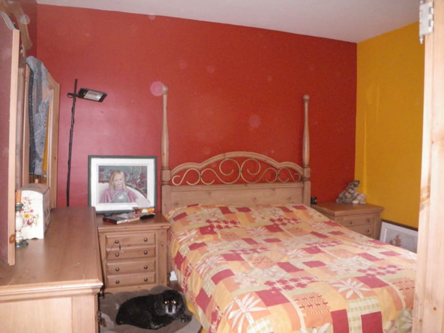 Chambre à coucher. Mobilié est différent, il y a un lit et un bureau d'ordinateur et une commode