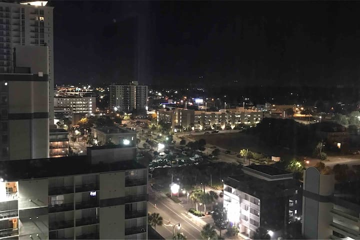 Regardez à droite….. Les lumières de la ville depuis la fenêtre de la chambre