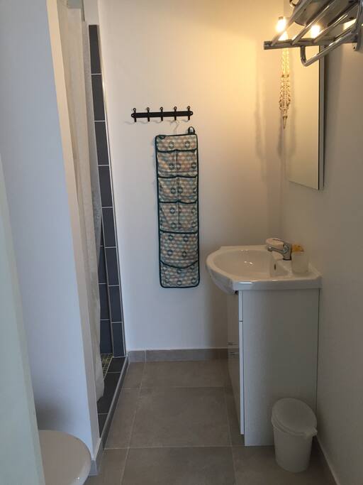 Salle de bain avec wc, douche italienne, lavabo et meuble. Chauffage soufflant, sèche cheveux ..