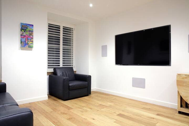 3 BED CENTRAL LUXURY WITH JACUZZI gallery image 2