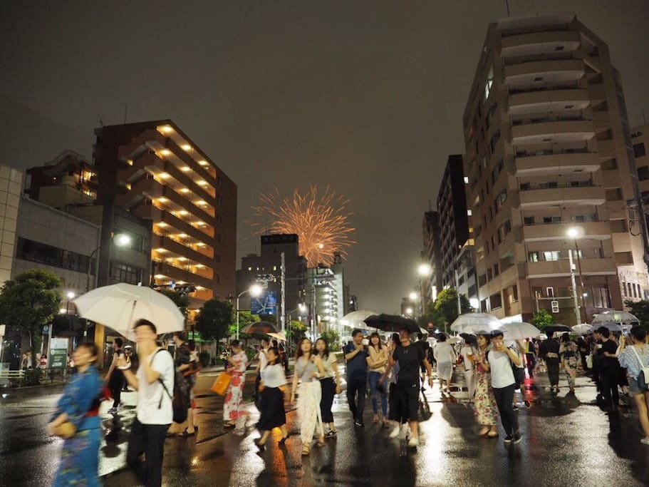 雨中的东京隅田川花火大会 东京旅游攻略 尽在airbnb爱彼迎