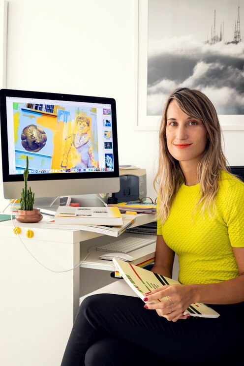 Show full-screen, host-provided image