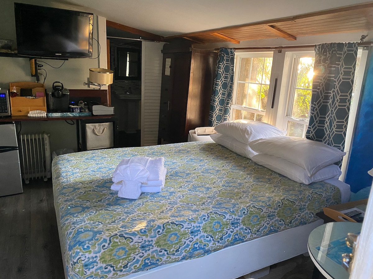 Hlavná spálňa a veľká manželská posteľ Tempur-pedic. Veľmi pohodlné a kúpené nové. 