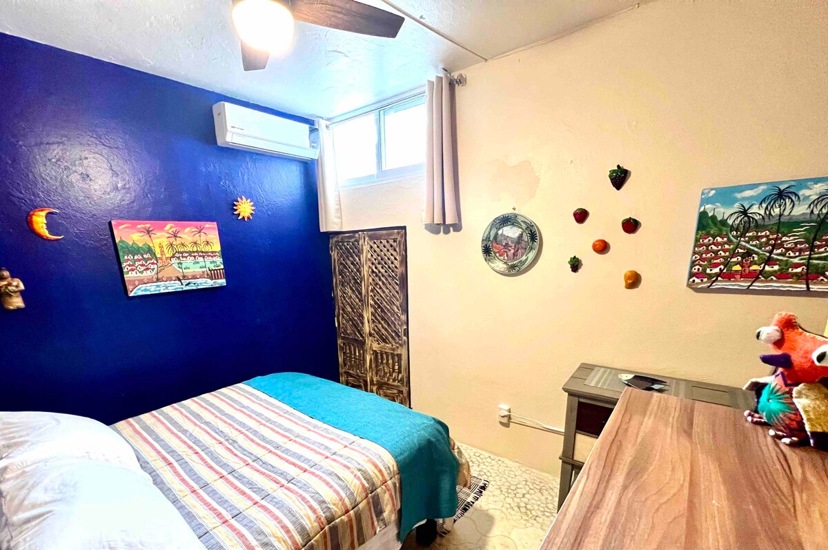 Questa camera da letto dispone di un ventilatore a soffitto e aria condizionata 