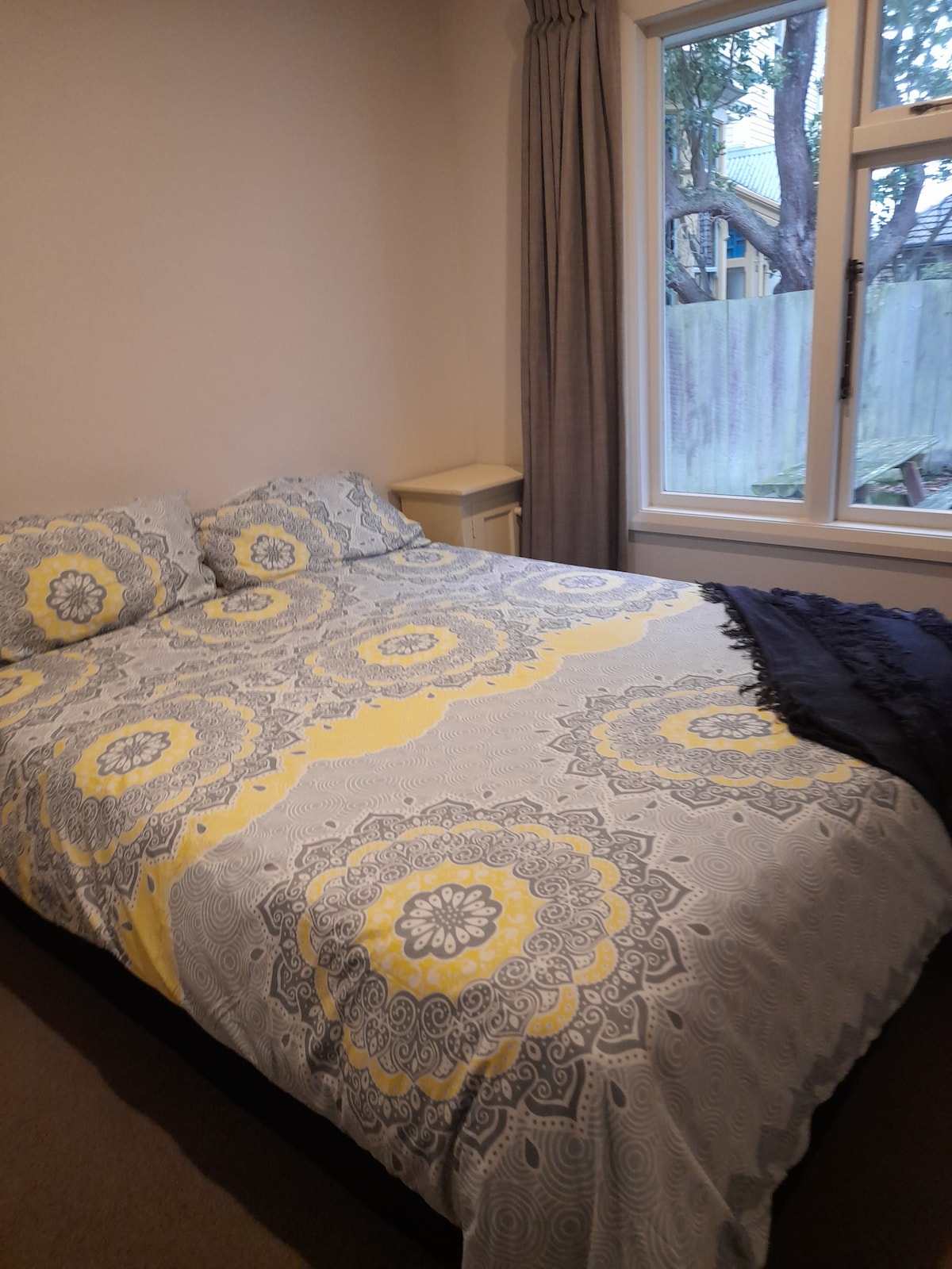 חדר שינה שני עם מיטת קווין סייז וארון בגדים בגודל מלא 