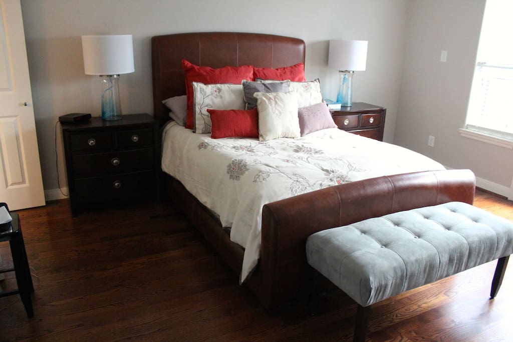 Comfy Bed and lots of natural light!