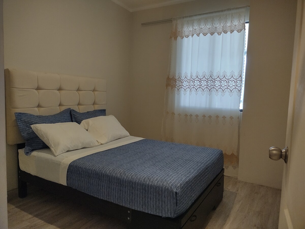 Phòng ngủ chính có giường đôi với giường đôi 2 chỗ