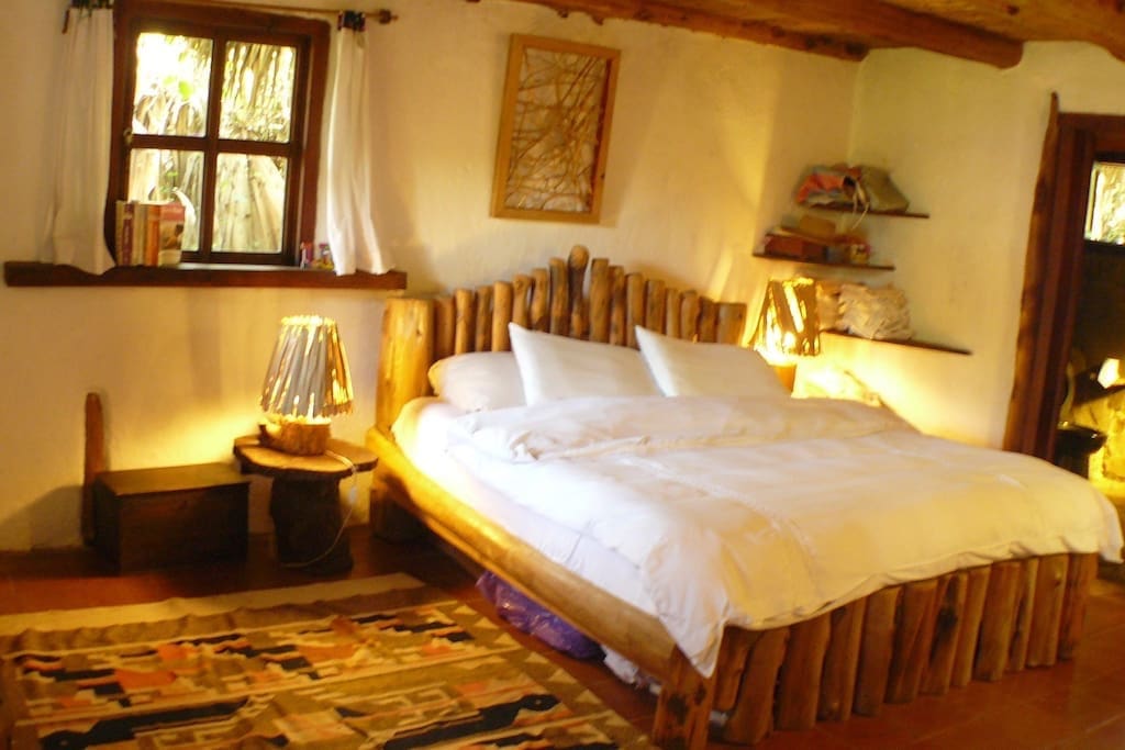 Queen bed with attached bath. 100% cotton bedding and a feather duvet... pure relaxation!