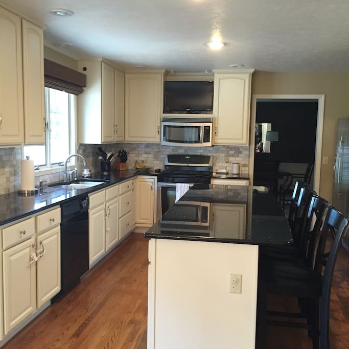Kitchen w/ flatscreen tv