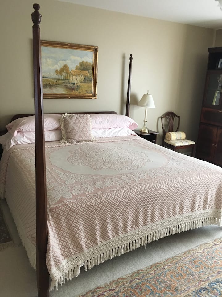 Dormitorio tamaño king con baño privado