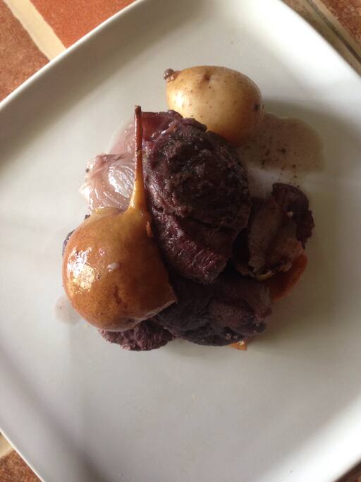 Cerdo al tinto con peras