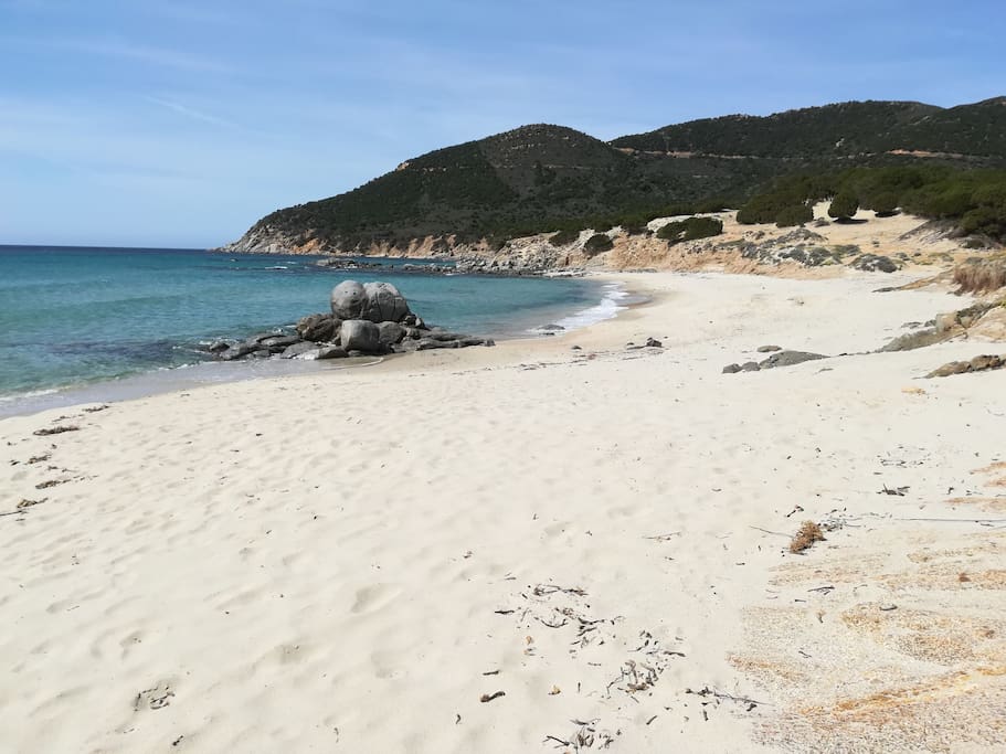 una delle spiagge presso La villetta