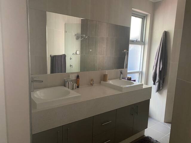 Spectacular Eagle Bay family home gallery image 4